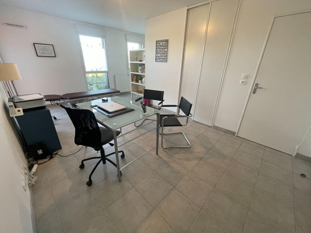 À LOUER - LOCAL PROFESSIONNEL -VEZIN-LE-COQUET