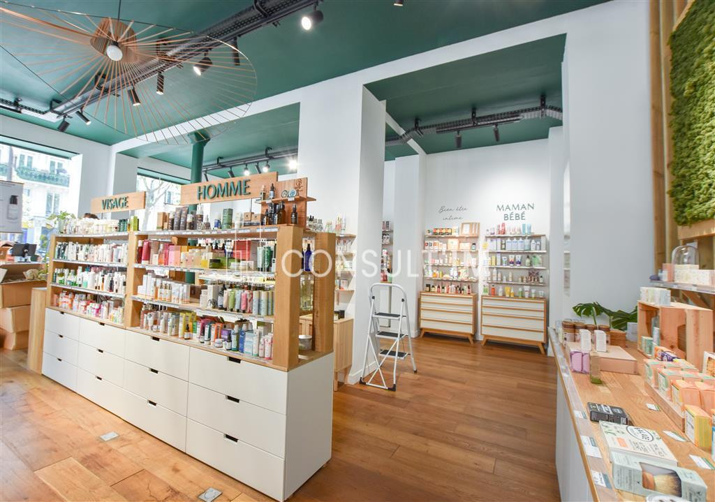 Boutique d'angle de 155 m²