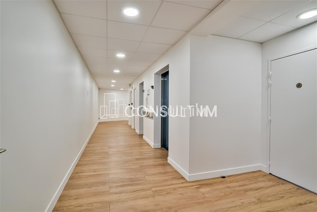 A louer bureaux rénovés dans immeuble de grand standing , proche du métro Mairie d'Issy, ligne 12