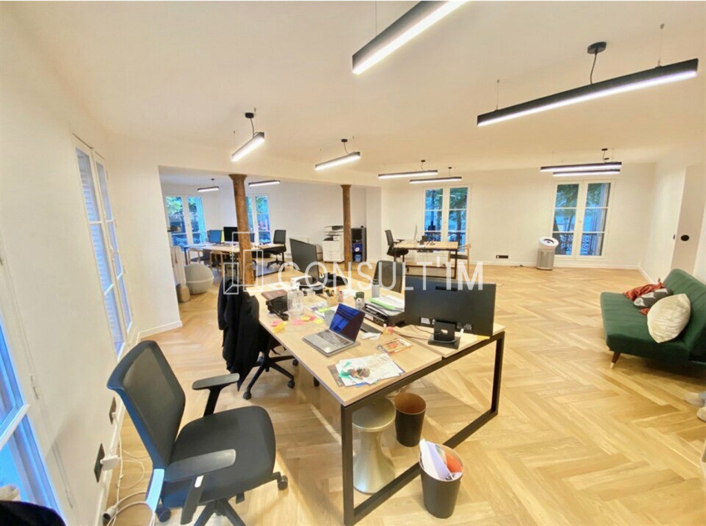 A louer, bureaux entièrement rénovés avec triple exposition