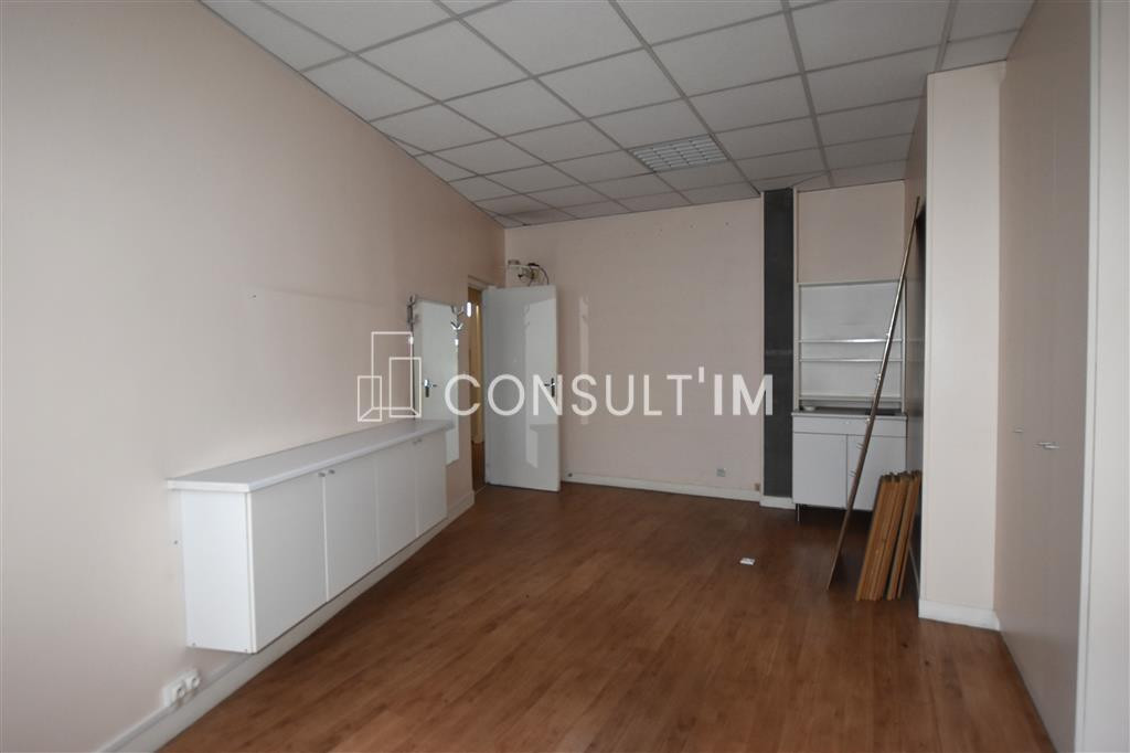 Dans le 16eme arrondissement, bureaux en rez-de-chaussée à louer