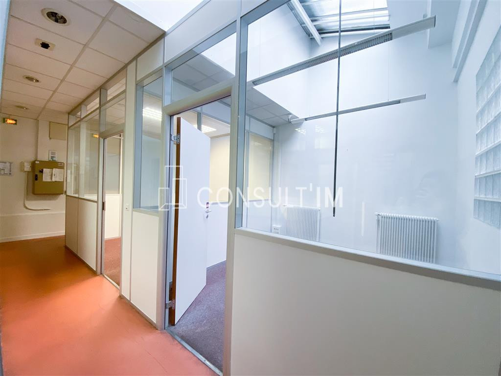 A deux pas de la Place de la Nation, bureaux avec accès indépendant sur rue, ERP/PMR