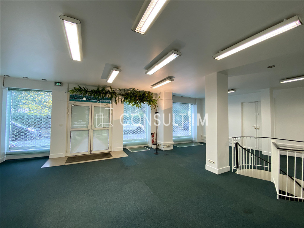 A louer, une boutique de 162 m² + cave à proximité de SAINT-LAZARE