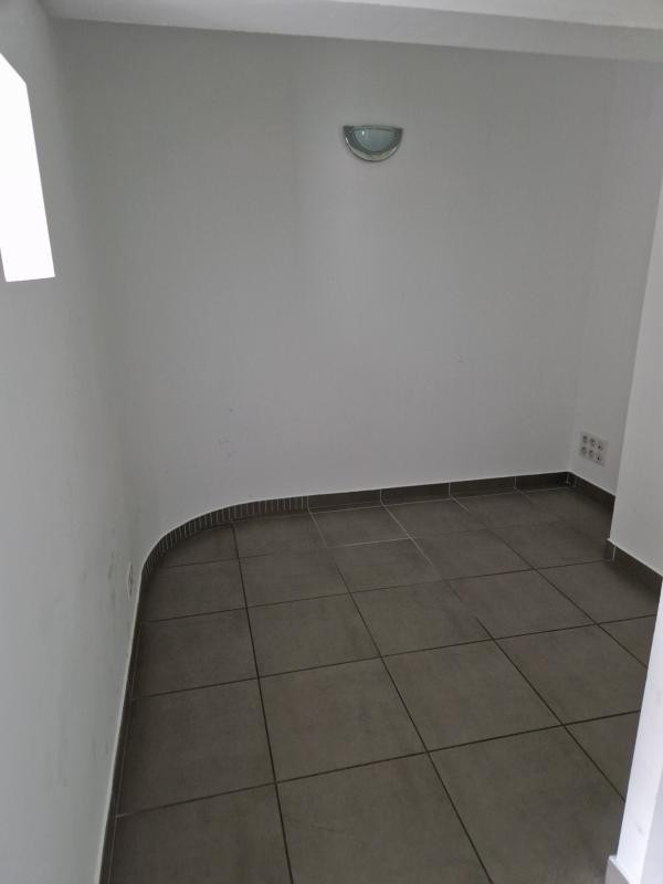 Local professionnel de 50.90 m2  LOYER 900EUR HC