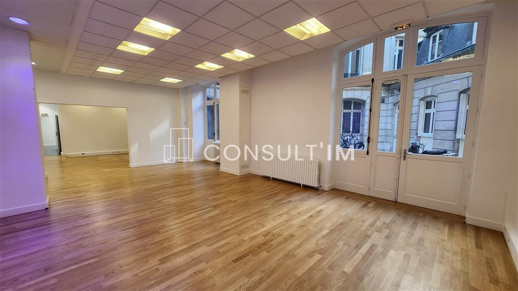 Au pied du métro Europe, dans un immeuble haussmannien, bureaux à louer en RDC