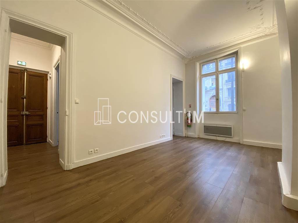 Bel actif de 38m² pour 4/5 postes en plein cœur du 8e arrondissement