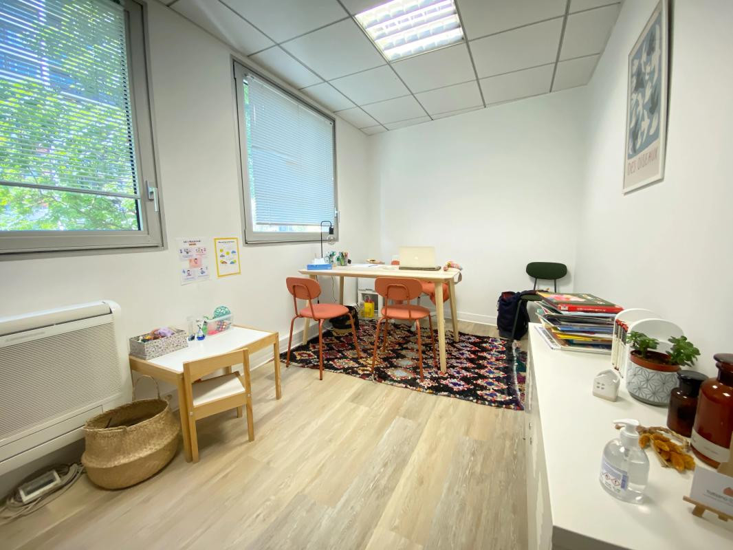 Locaux à louer de 220m² divisibles par bureau. Accès PMR - ERP 5 -Spécialisés pour des professions médicales. Location au bureau. Immeuble récent de bureaux, plateau entièrement cloisonné jusqu'à 11 bureaux avec leur point d'eau privatif