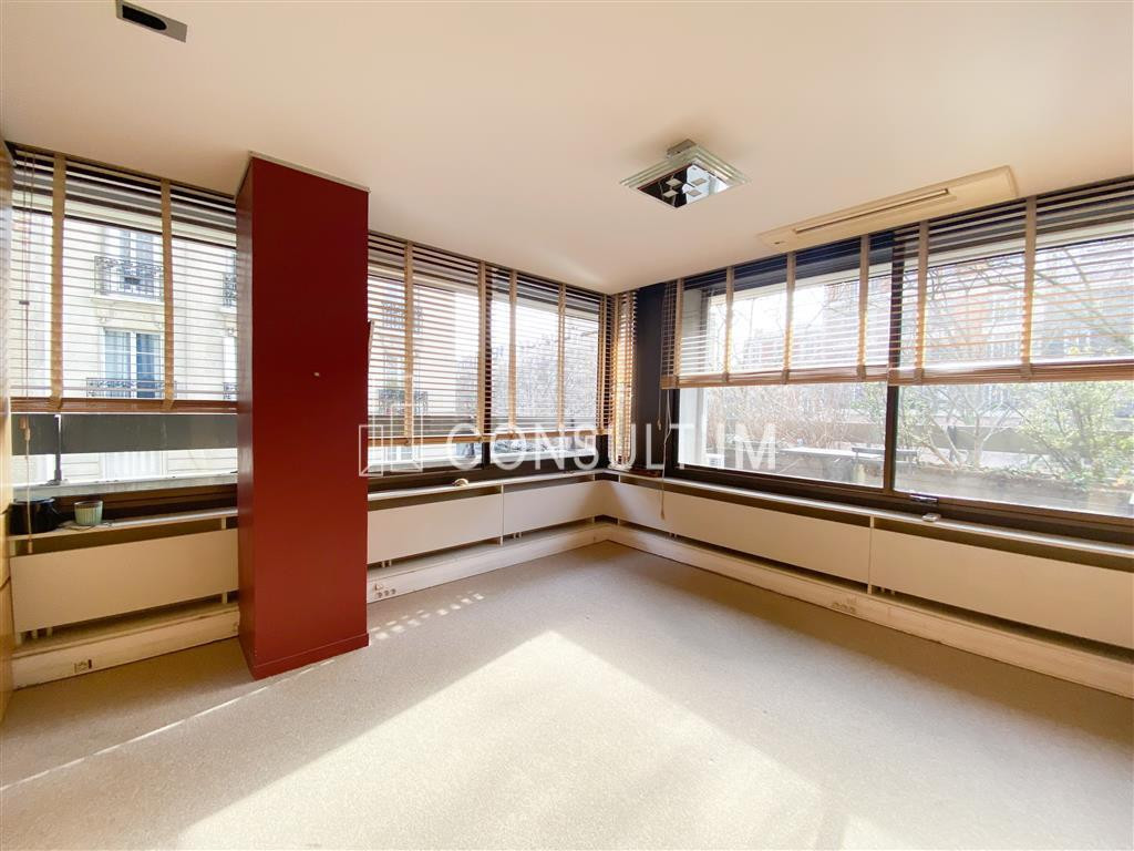 A deux pas de la Place de la Nation, bureaux avec terrasse privative et place de parking électrifiée