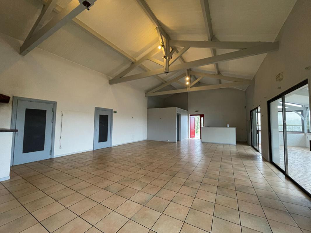 Bâtiment commercial sur 5642 m² de terrain