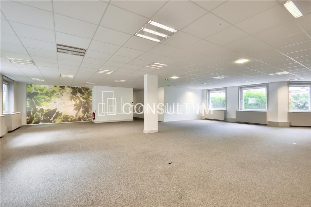 A proximité du Pont de Suresnes, à vendre des bureaux de 312 m² au RDC