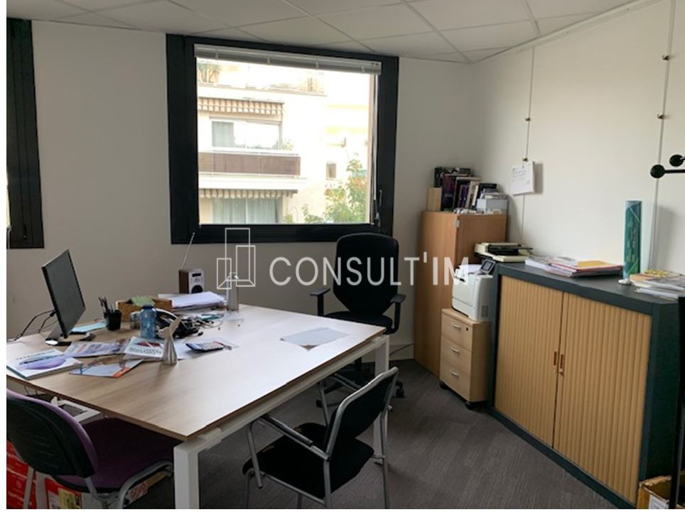 Dans un immeuble moderne, bureaux climatisés à louer