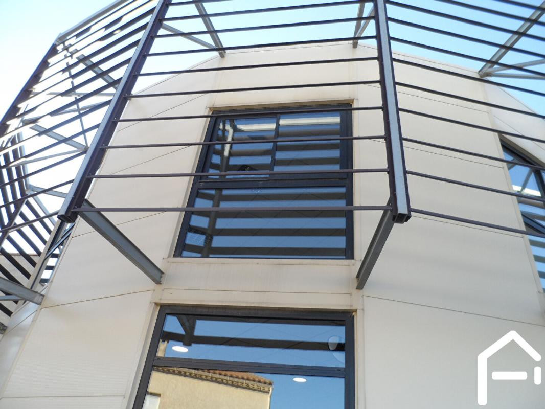 ( poussan 34560 ) Bureaux  rdc  100 m2  avec parking. sortie A9 à 2 km