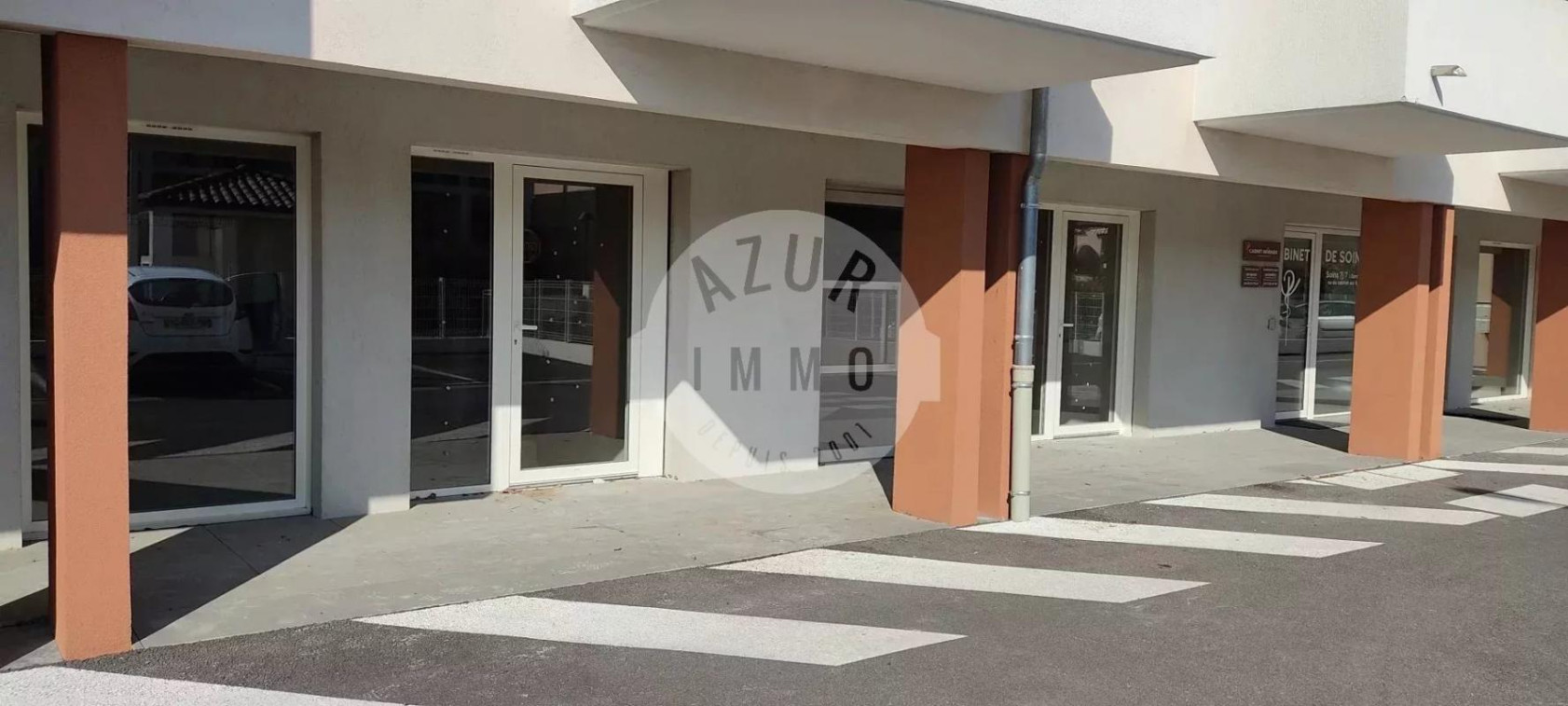 Local 95 m² aménagé avec stationnements