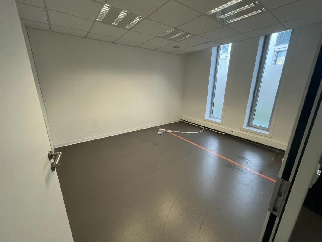 A LOUER, BUREAUX, SURFACE 167 m² ENVIRON, + 3 PARKINGS PRIVATIFS SECTEUR NICE OUEST