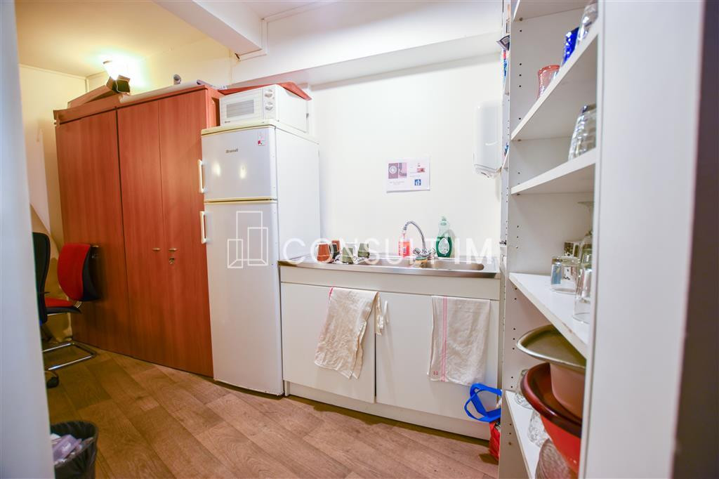 Boutique climatisée à usage de bureaux sur deux niveaux
