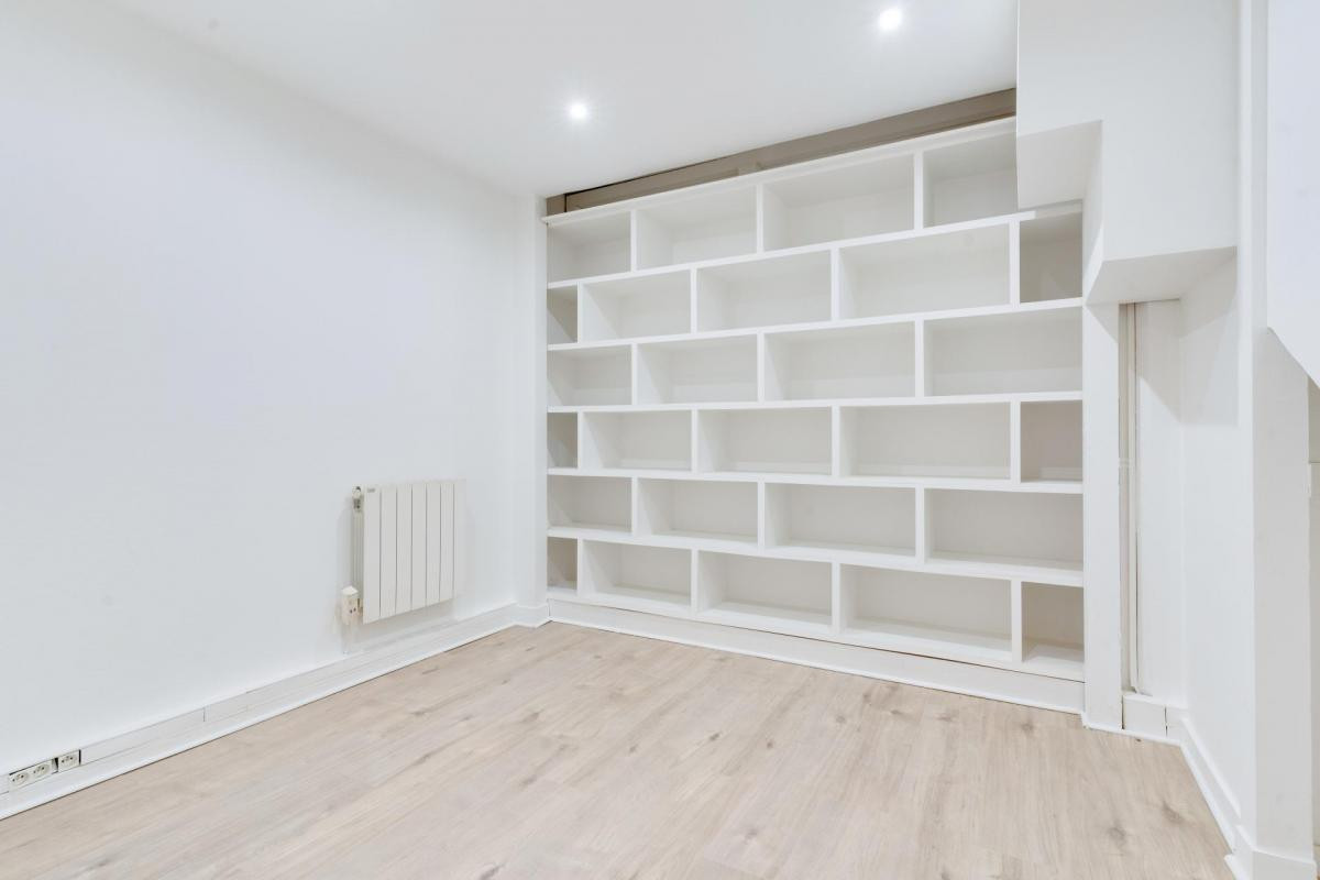 A vendre Local commercial idéalement situé , Paris 9 refait à neuf