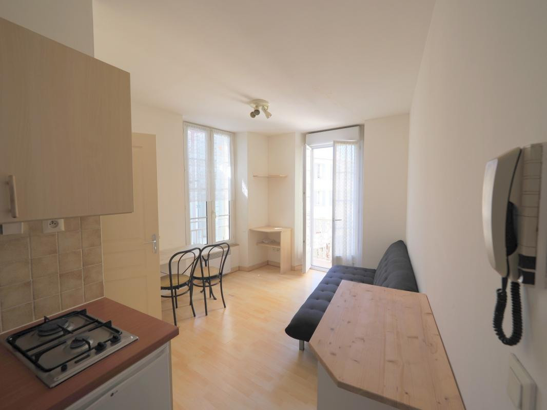 A VENDRE A DIGNE LES BAINS LOT DE 15 APPARTMENTS DONT 8 A RENOVER , PLEIN CENTRE VILLE