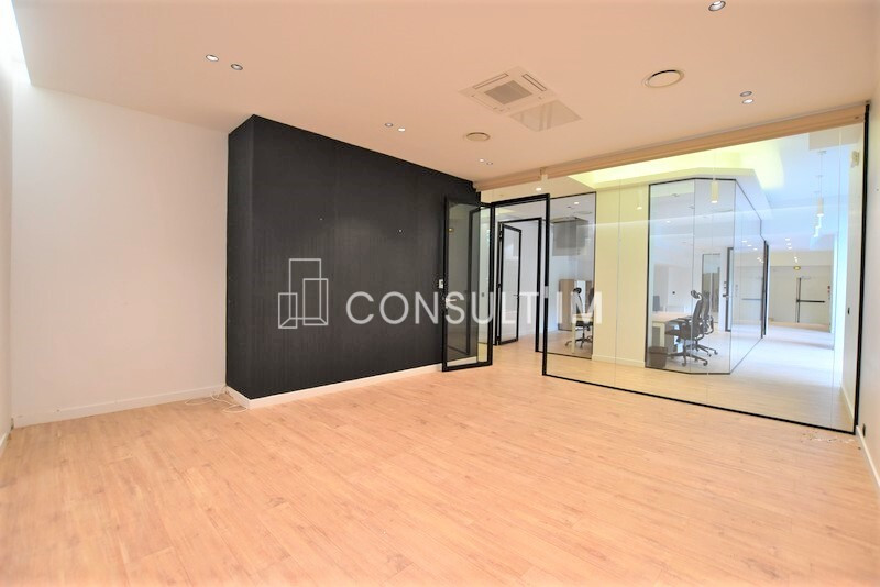 Bureaux en très bon état avec belle hauteur sous plafond donnant sur patio arboré