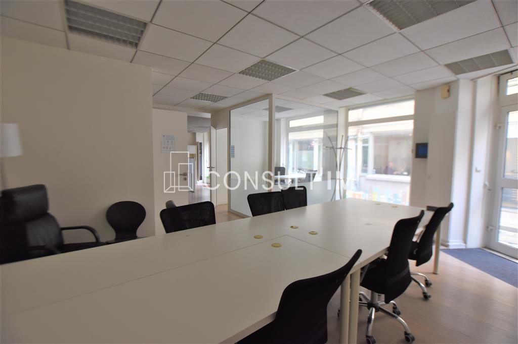 Bureaux en RDC donnant sur cour pavée