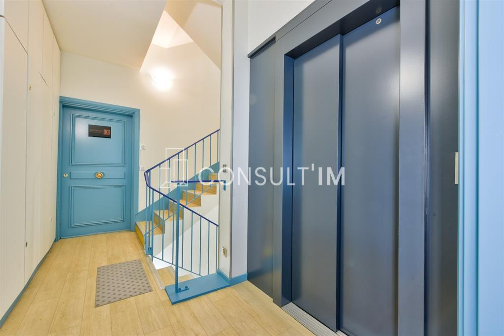 A louer bureaux modulables à toute proximité du métro Pyramides
