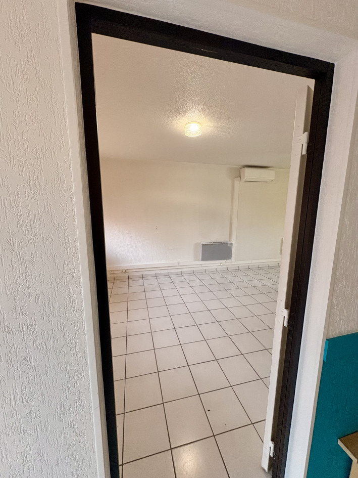 BUREAU 33m2 à louer-centre village- Idéal professions libérales