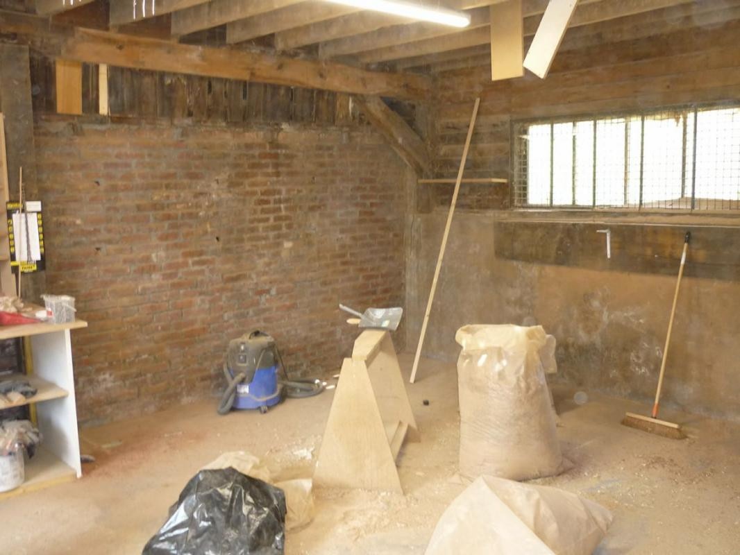 LISIEUX, atelier d'env.75 m² ave 1 place de stationnement