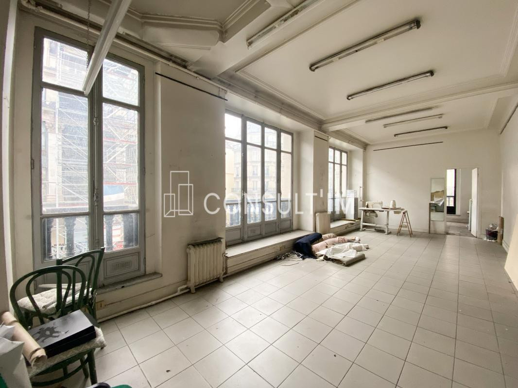 Dans un immeuble cathédrale, à louer bureaux de 54m²