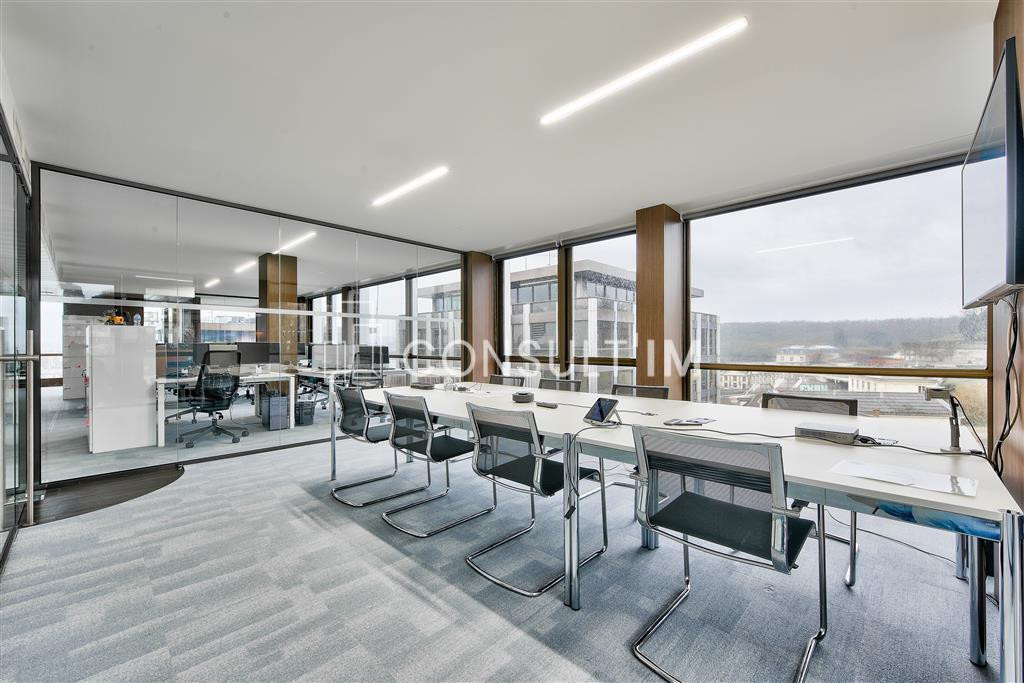 Dans un complexe immobilier de bureaux au pied de l'A13 et du Pt de St Cloud