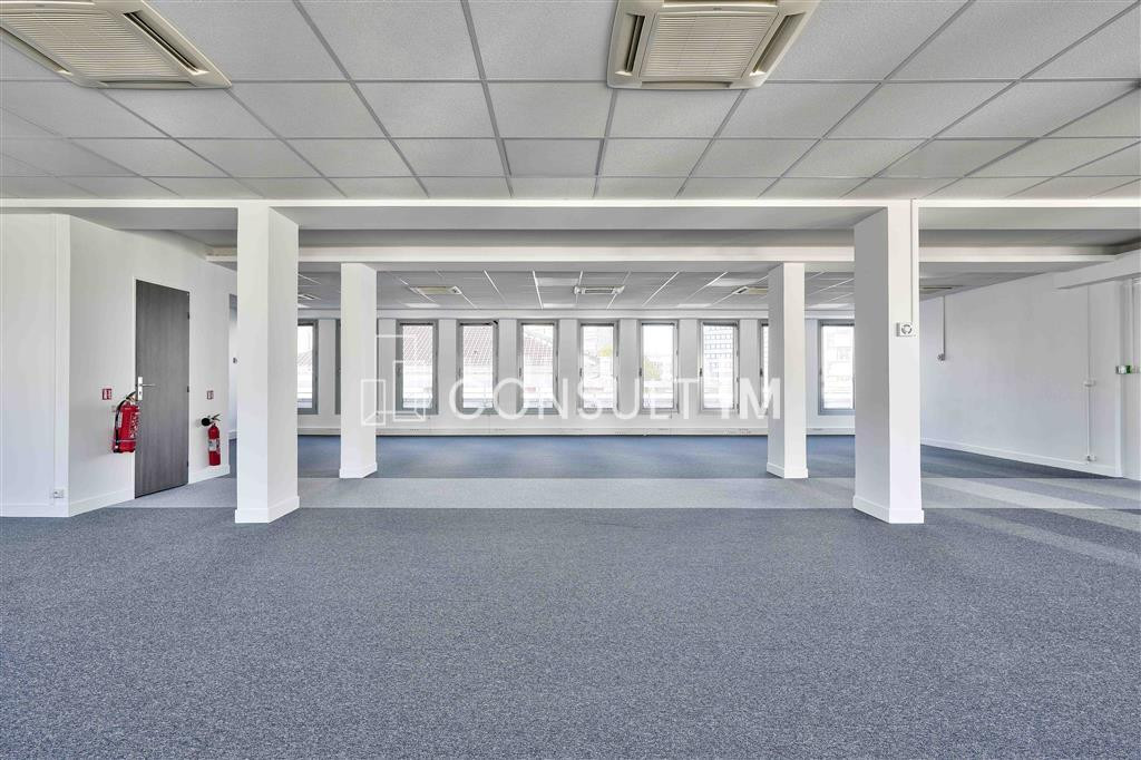 Plateau de bureaux livré rénové. Bureaux fonctionnels et lumineux