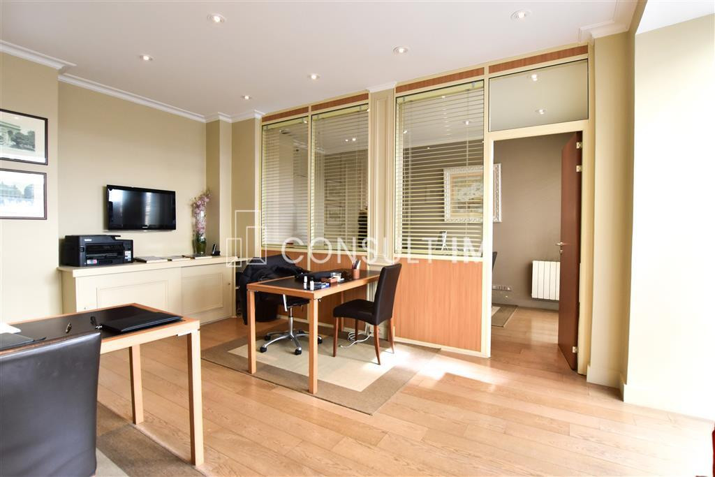 Bureaux sur rue dans un environnement commerçant