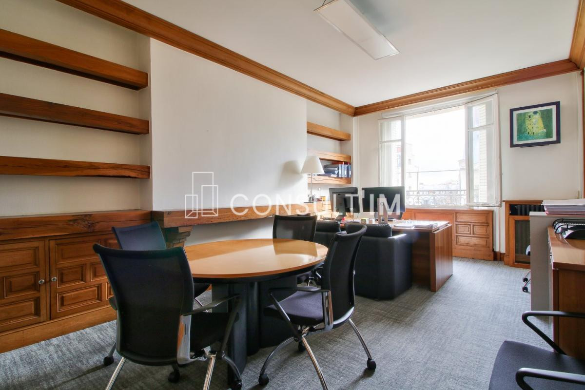 Bureaux lumineux avec balcons filants en étage élevé