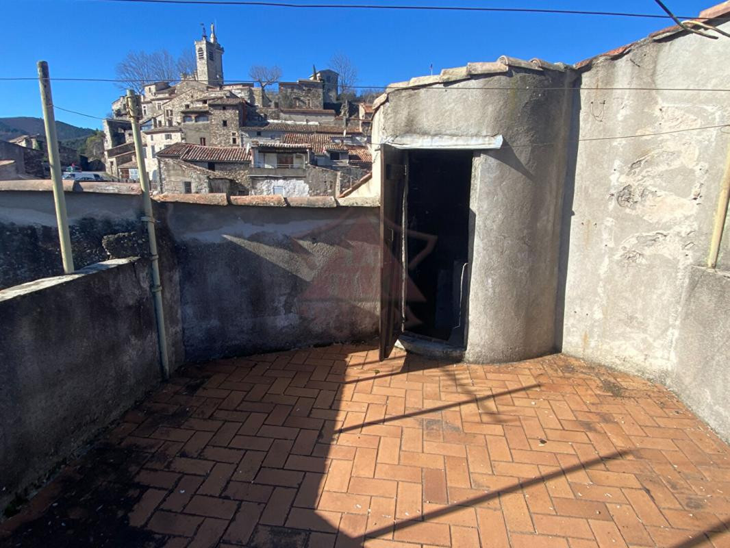 IMMEUBLE AVEC DEUX APPARTEMENTS ET GARAGE A RENOVER