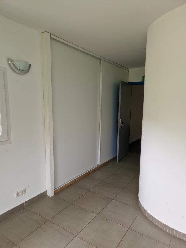 Local professionnel de 50.90 m2  LOYER 900EUR HC