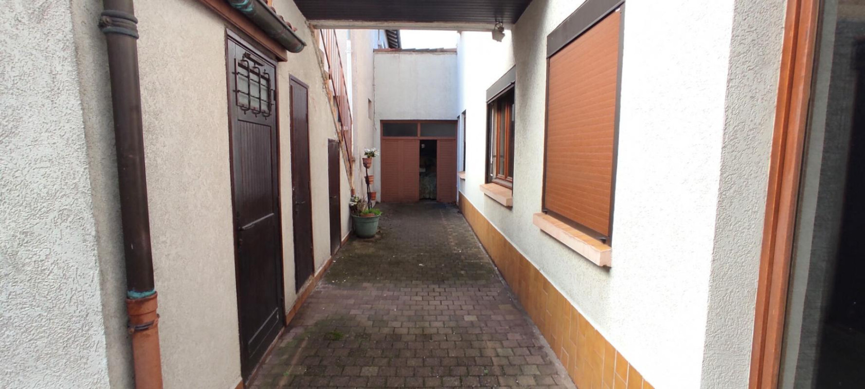Maison sur deux niveaux avec garage et dépendances