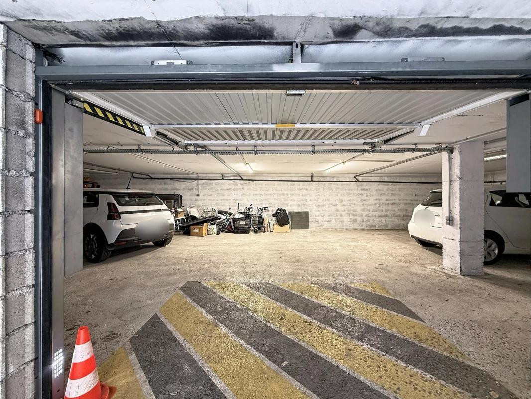 NICE NORD – Murs commerciaux libres 588 m² en RDC + garage 7 véhicules – Accès PMR