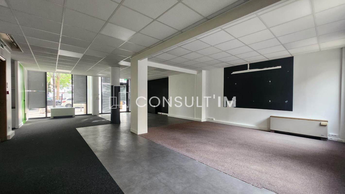 Au métro Exelmans, 277m² de bureaux en rez-de-chaussée donnant sur rue en location