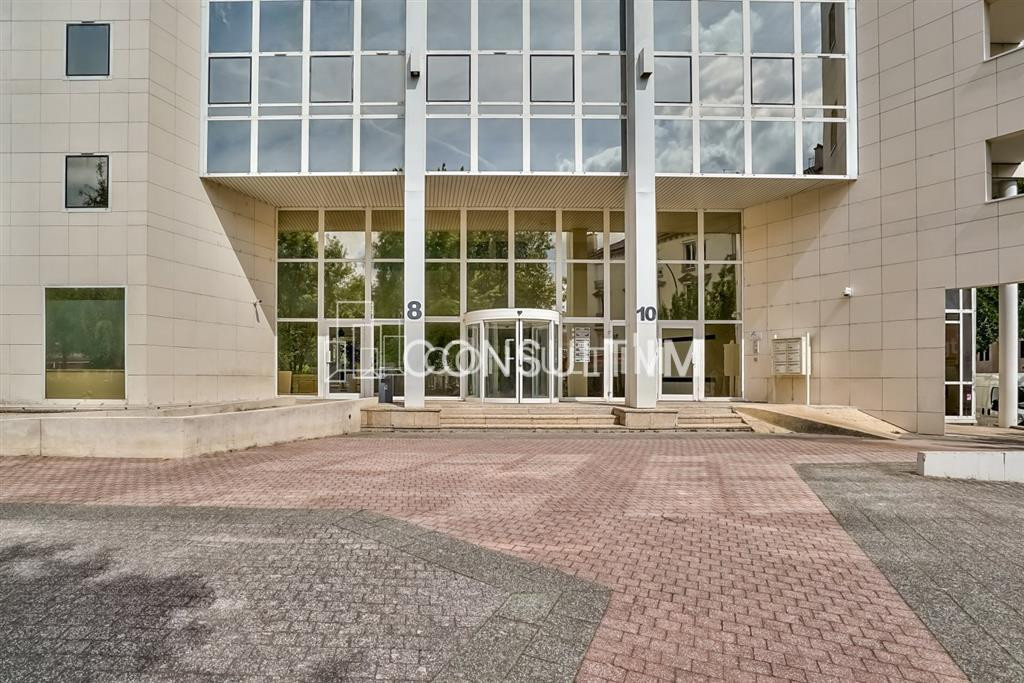 A louer bureaux rénovés dans immeuble de grand standing , proche du métro Mairie d'Issy, ligne 12