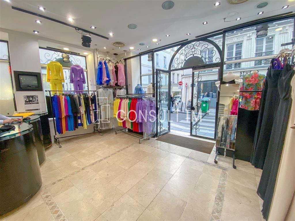 Boutique d'angle avec beau linéaire de vitrine