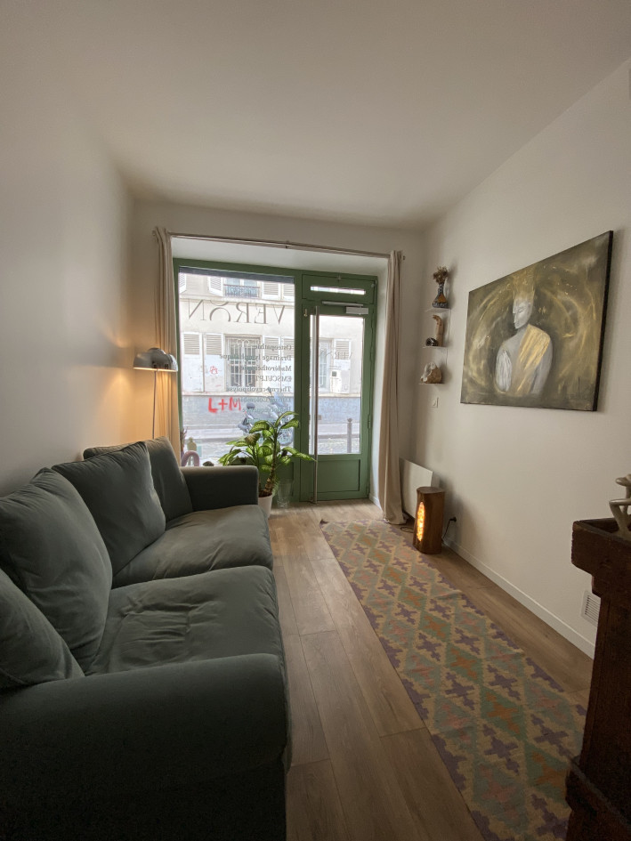 Montmartre – Cabinet paramédical / bureau à sous-louer avec vitrine sur rue