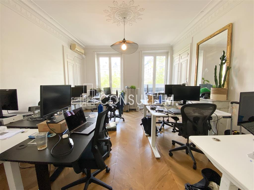 A louer bureaux avec parquet, moulures et cheminées