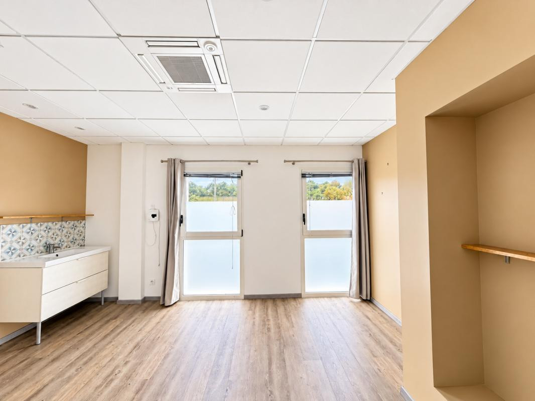 A PAREMPUYRE - Local de 81 m² avec parkings