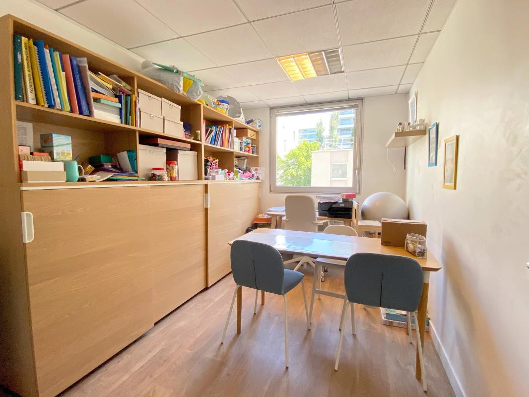 Locaux à louer de 220m² divisibles par bureau. Accès PMR - ERP 5 -Spécialisés pour des professions médicales. Location au bureau. Immeuble récent de bureaux, plateau entièrement cloisonné jusqu'à 11 bureaux avec leur point d'eau privatif