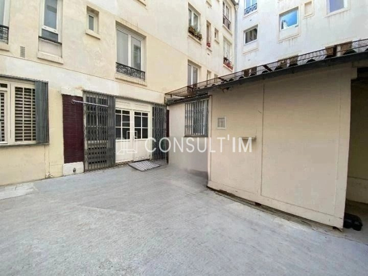 A proximité de la Place de la Bastille, à louer bureaux en rez-de-chaussée avec verrière zénithale