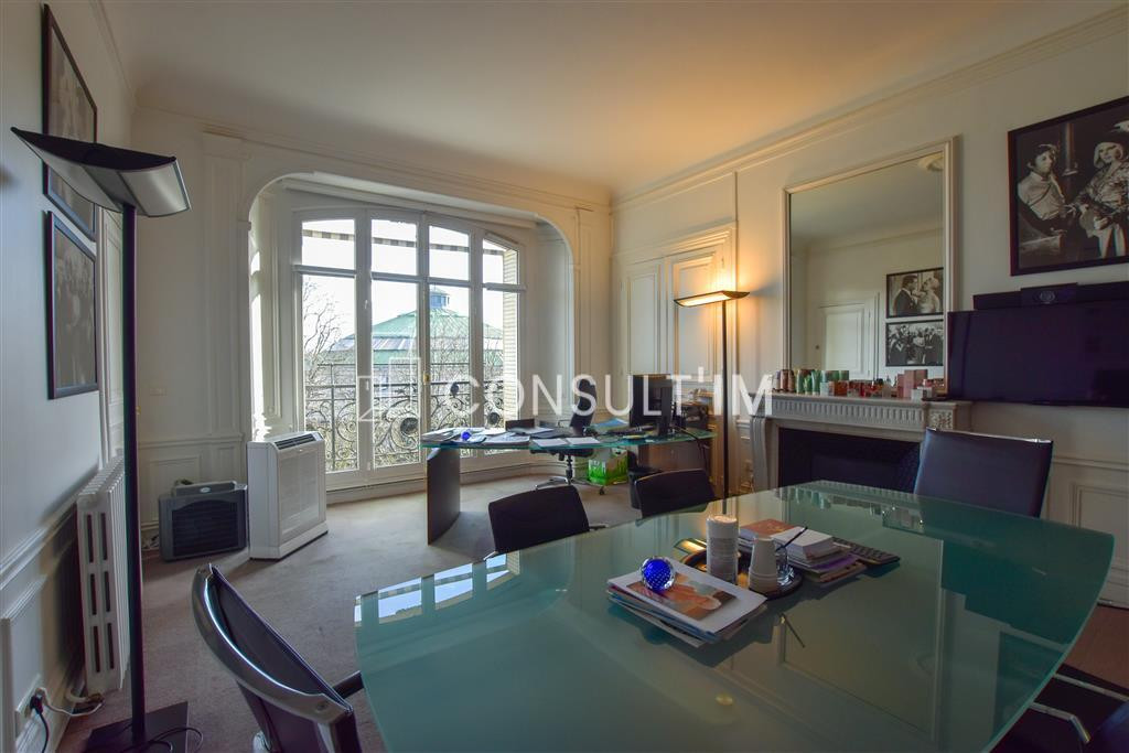 Superbes locaux à louer avec parquet, moulures, cheminées