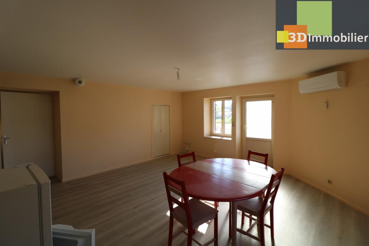 Vends petit immeuble en pierres, bon état avec 2 appartements de 56 et 58m² avec cave, petite cour au centre de Mont sous Vaudrey