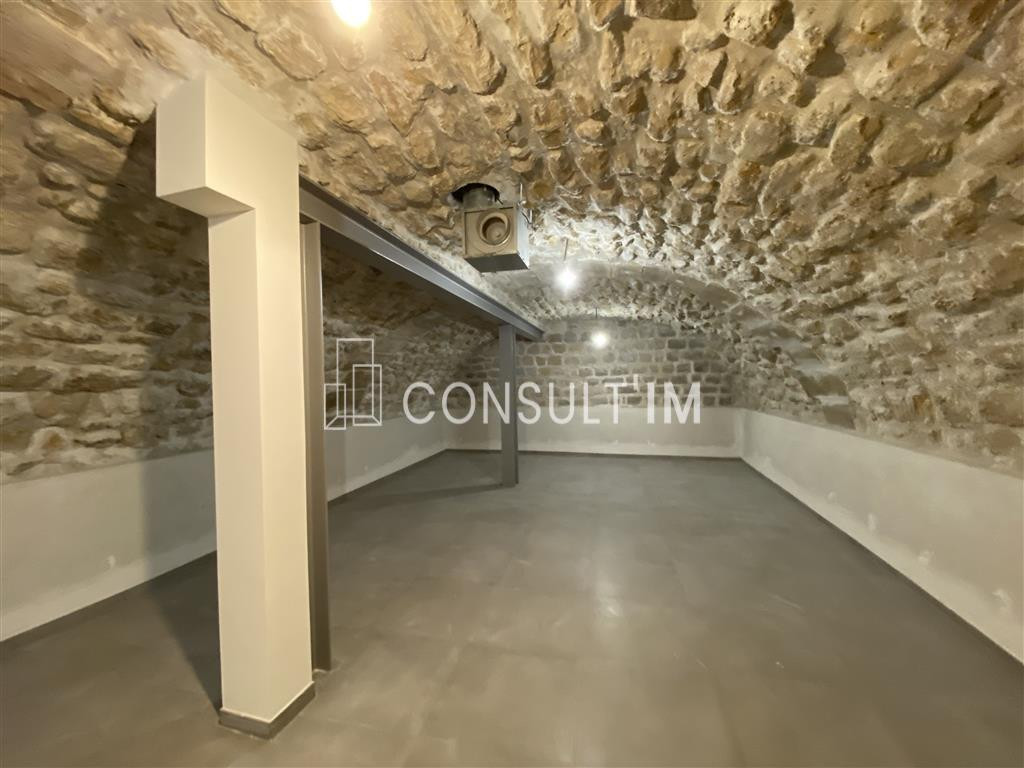 Location pure, belle boutique rénovée et climatisée
