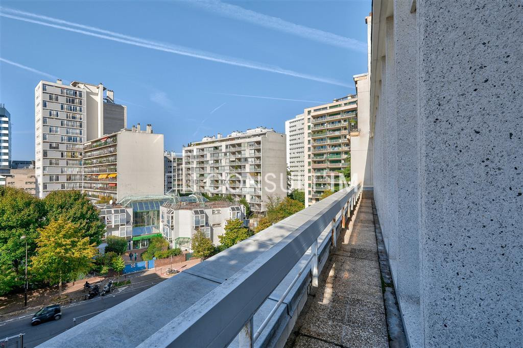 Plateau de bureaux en étage élevé livré rénové. Bureaux fonctionnels et lumineux