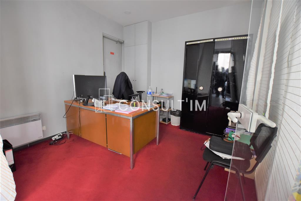 Boutique d'angle lumineuse avec beau linéaire de vitrine et très bel espace de vente