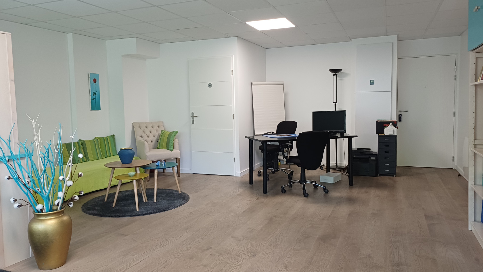 Rueil-malmaison triangle d’or – local professionnel indépendant 42 m² avec jardinet et parking – RDC PMR