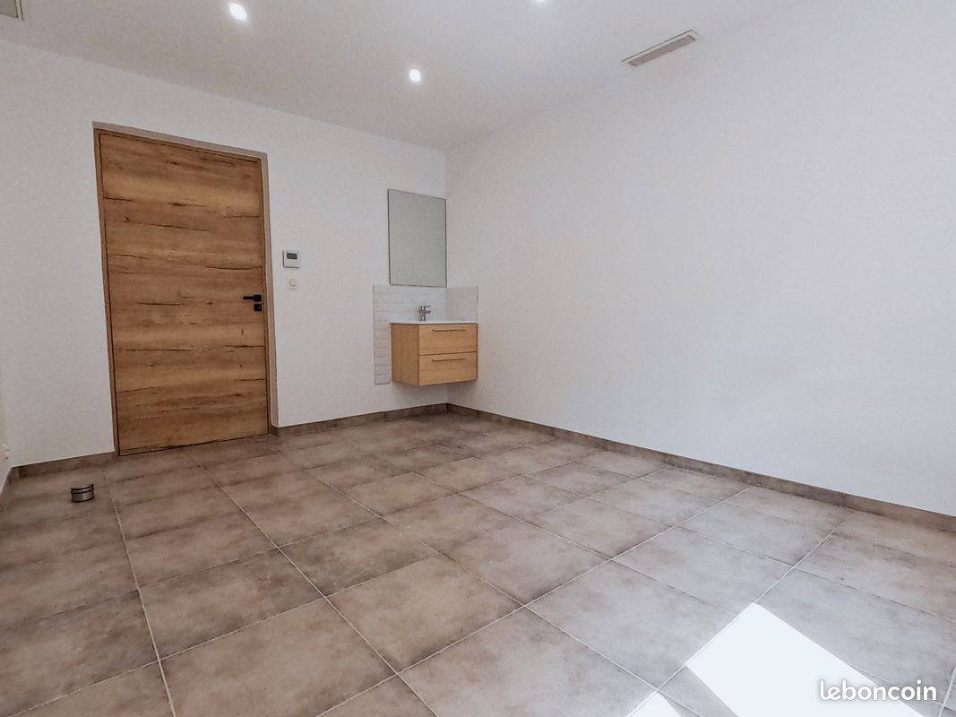 À Louer : Pièce de 14 m² Idéale pour Professionnel de Santé, Forme, Bien être à Brignoles